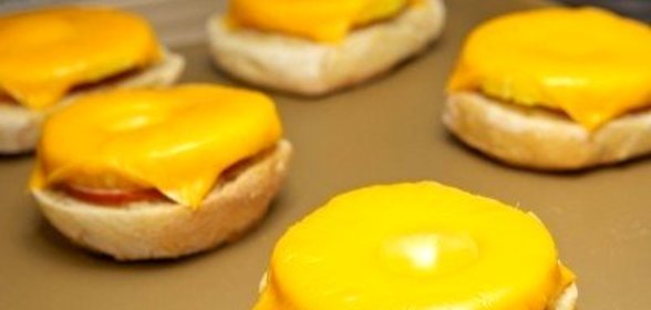 Бутерброды с ананасом и сыром