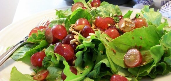 Салат из рукколы и винограда с семечками подсолнечника