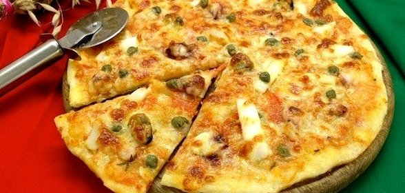Пицца с коктейлем из морепродуктов