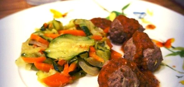 Цукини с фрикадельками и ароматным соусом