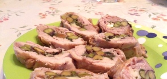Куриный рулет с фисташками