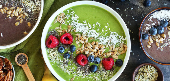 Смузи из авокадо и бананов с ягодами