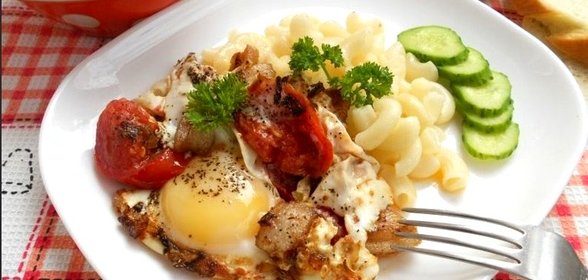 Яичница с салом и помидорами