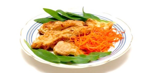 Золотистые кусочки морского языка в тесте с паприкой и солью