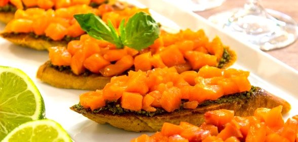 Брускетта с семгой и песто