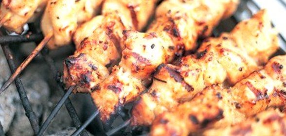 Шашлык из курицы, замаринованной в вине с лимоном, тимьяном, розмарином и ягодами можжевельника