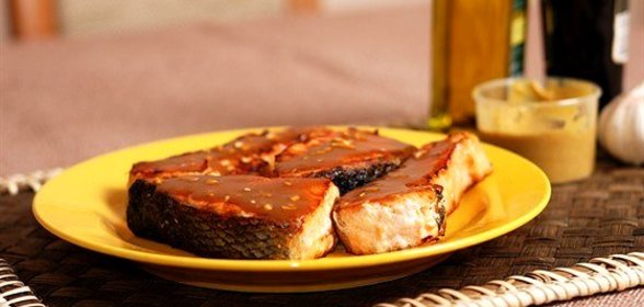 Запеченые в черном перце кусочки лосося, маринованные в кленовом сиропе