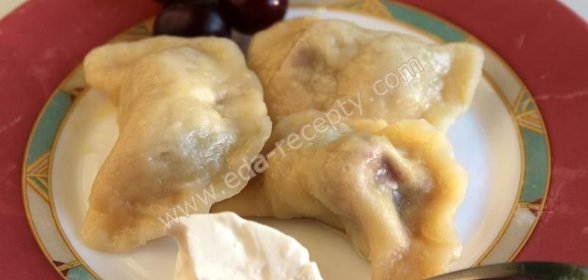 Вареники с вишней и манкой на пару