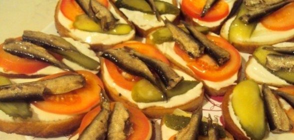 Бутерброды со шпротами и помидорами