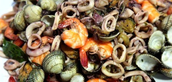 Рагу из морепродуктов с изюмом и орехами