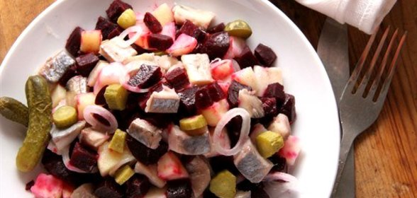 Салат из сельди с овощами и яблоком