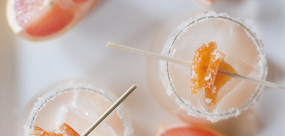 Коктейль с грейпфрутом, джином и тимьяном