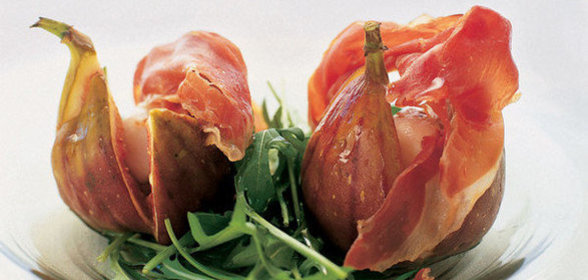 Салат из инжира, пармской ветчины и моцареллы