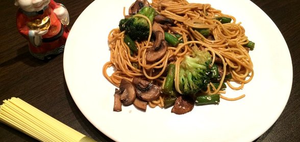 Яичная лапша с брокколи и грибами