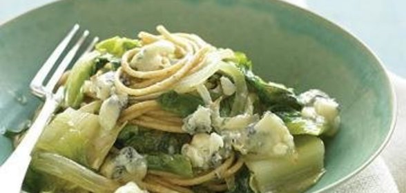 Спагетти с сыром и салатом