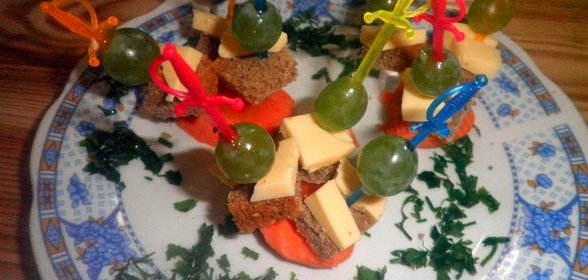 Канапе с виноградом и сыром