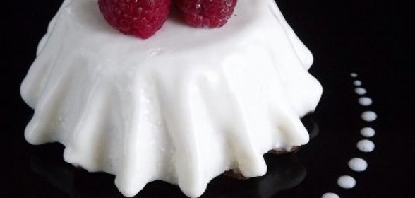 Творожный десерт с малиной