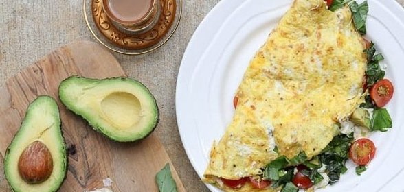 Омлет с моцареллой и помидорами