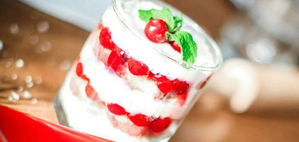 Творожный десерт с вишней