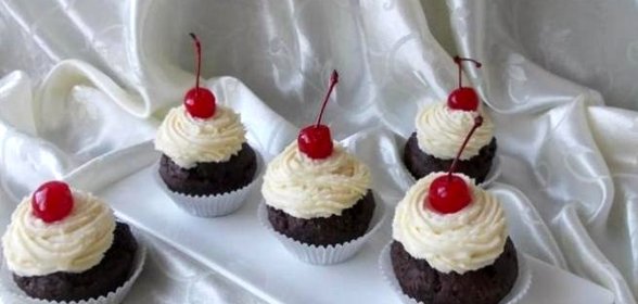 Шоколадные капкейки с вишней