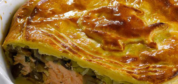 Пирог с семгой и луком-порей