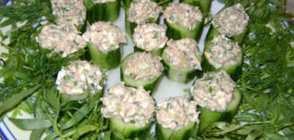 Салат с тунцом в огуречных чашечках