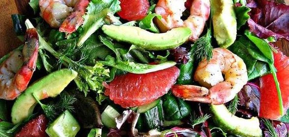 Салат с креветками, авокадо и грейпфрутом