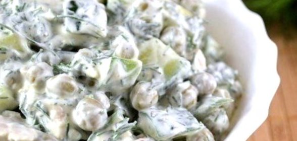 Зеленый салат с курицей, горошком и огурцами
