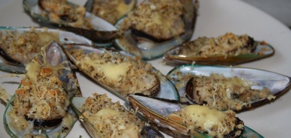 Мидии с сухарями и пармезаном