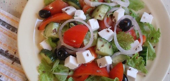 Салат с адыгейским сыром и семенами льна