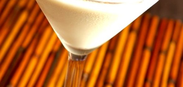 Коктейль из джина и ликера Creme de Cacao