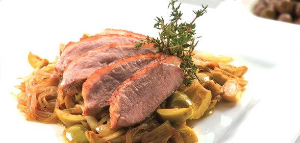 Подкопченная грудка утки с клюквенным соусом