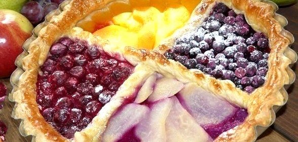 Пирог из слоеного теста с ягодами и фруктами
