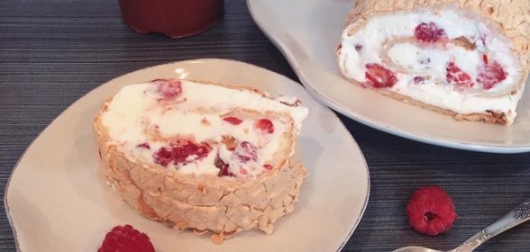 Меренговый рулет со свежими ягодами