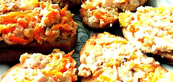 Гренки с печенью трески, морковью и луком