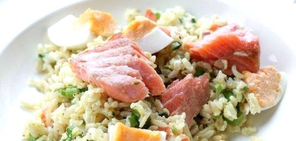 Коричневый рис с копченой форелью
