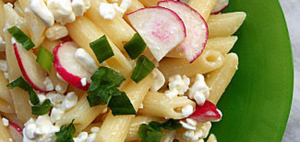 Салат с пастой, редисом и творожным сыром