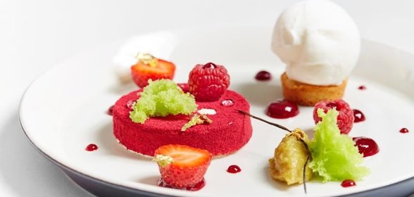 Тарталетка с козьим сыром, ревенем и малиной