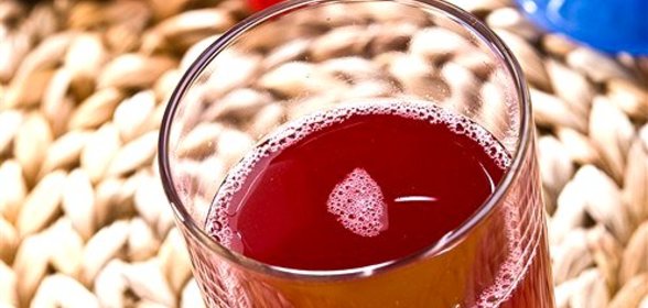 Компот из арбуза и ягод со свежей мятой