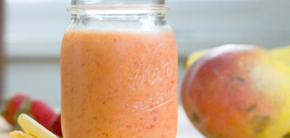 Йогуртовый смузи с клубникой и манго