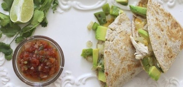 Кесадилья с курицей и авокадо