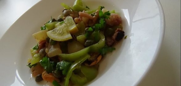 Морской коктейль с болгарским перцем и каперсами
