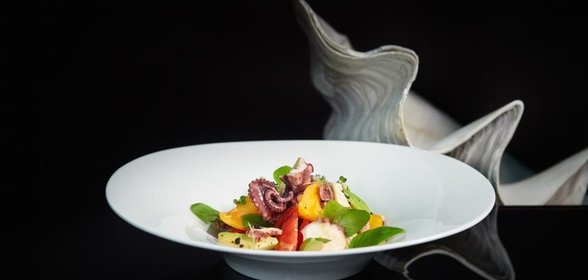 Салат из помидоров с осьминогами