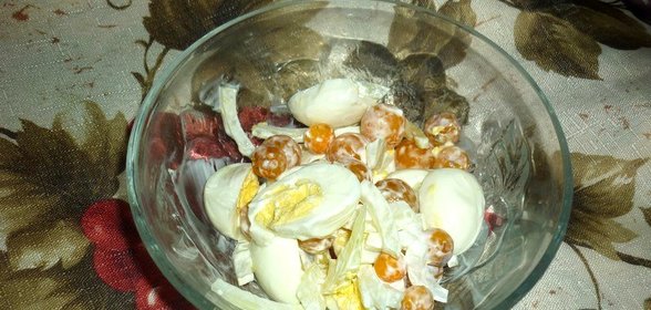 Салат из перепелиных яиц и помидоров черри