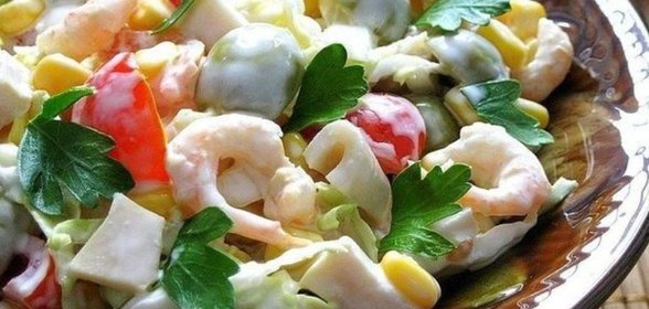 Салат с креветками, кальмарами, оливками и кукурузой