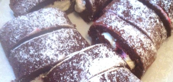 Шоколадный рулет с вишней и взбитыми сливками