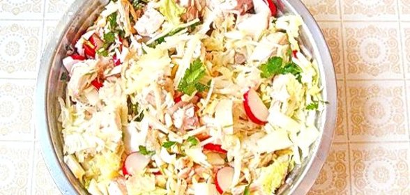 Салат из капусты с курицей и редисом