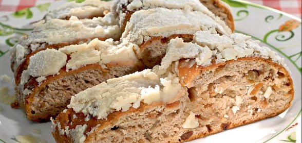 Кекс с орехами и изюмом