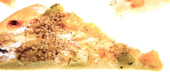 Пицца с грушей, луком, орехами и двумя видами сыра