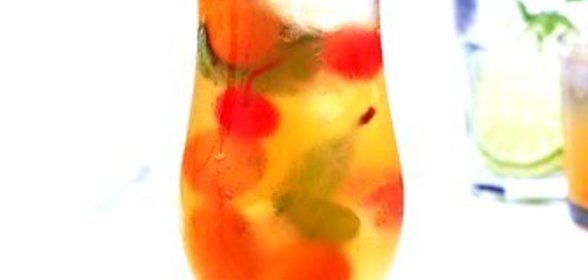 Летний фруктовый пунш с шампанским